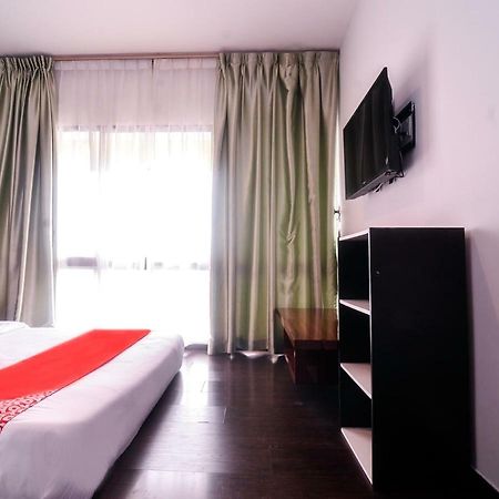 Oyo 1119 Memoire Express Hotel Кучинг Экстерьер фото
