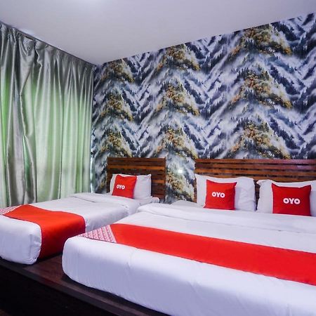 Oyo 1119 Memoire Express Hotel Кучинг Экстерьер фото