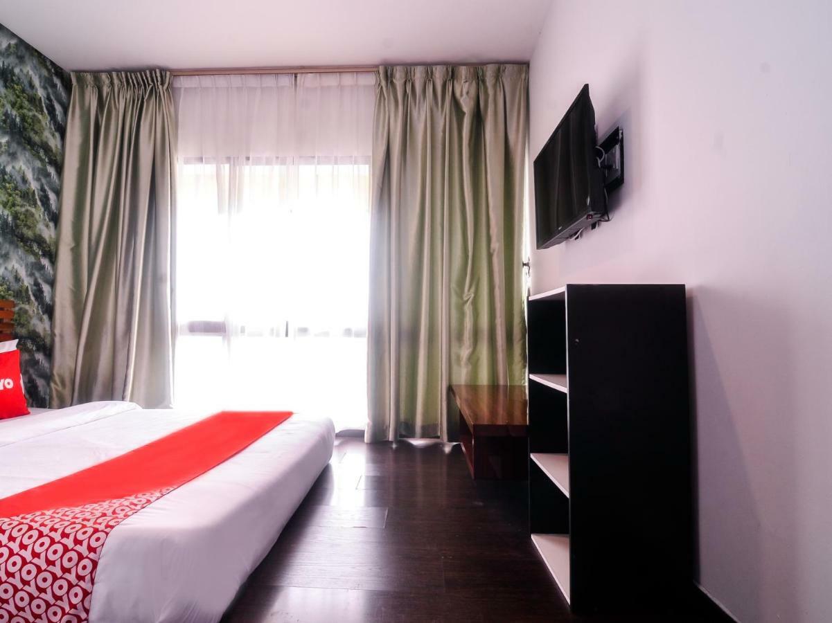 Oyo 1119 Memoire Express Hotel Кучинг Экстерьер фото