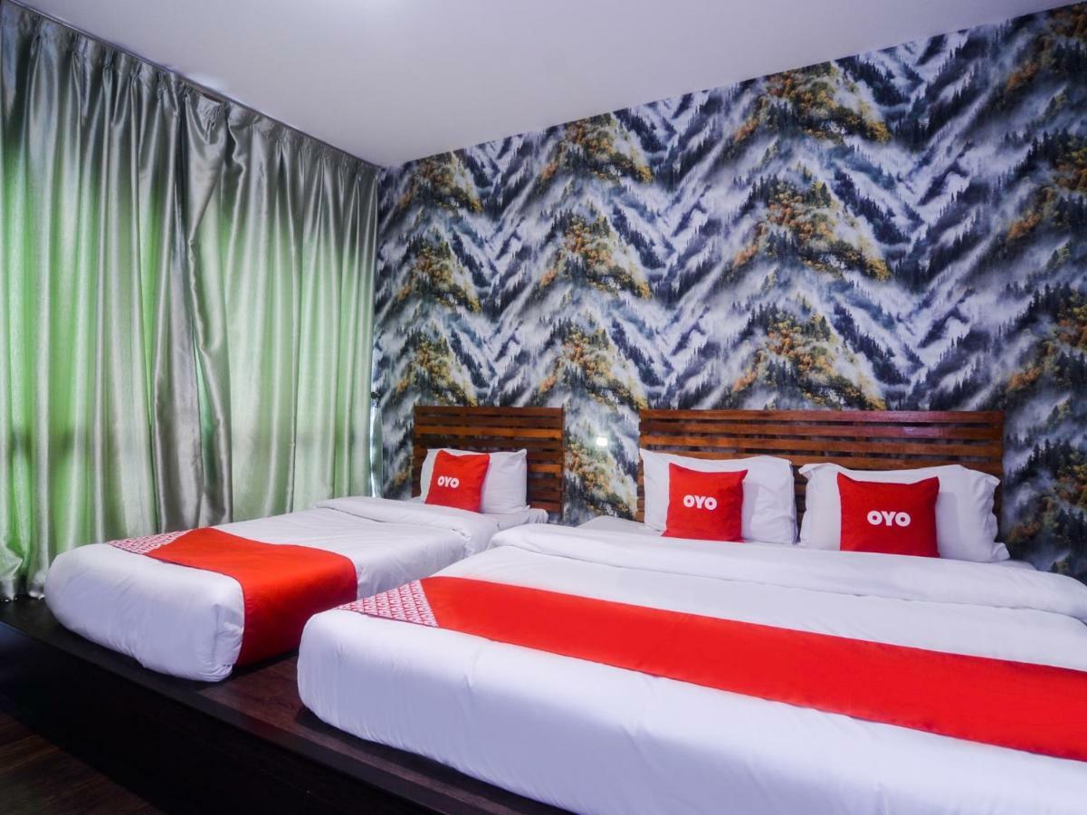 Oyo 1119 Memoire Express Hotel Кучинг Экстерьер фото