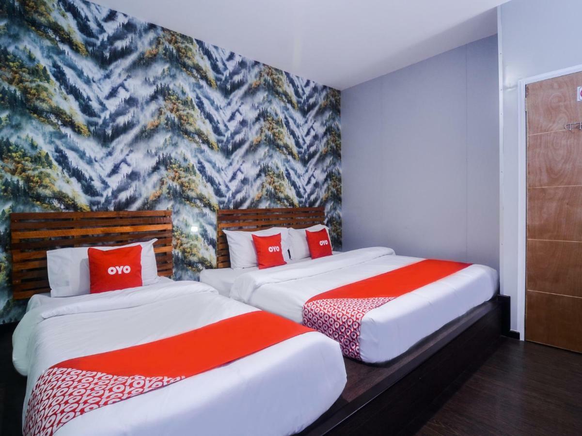 Oyo 1119 Memoire Express Hotel Кучинг Экстерьер фото