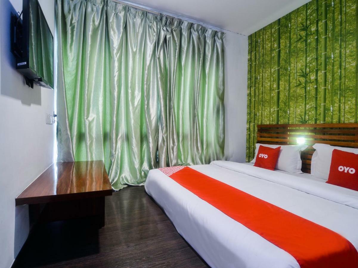 Oyo 1119 Memoire Express Hotel Кучинг Экстерьер фото