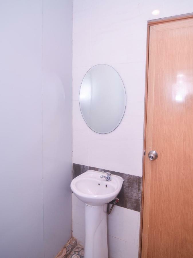 Oyo 1119 Memoire Express Hotel Кучинг Экстерьер фото