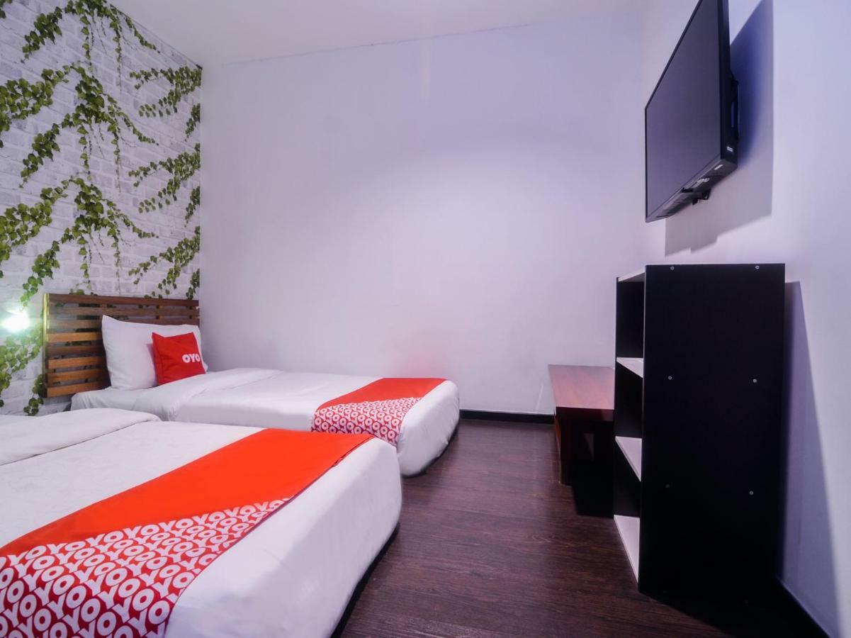 Oyo 1119 Memoire Express Hotel Кучинг Экстерьер фото
