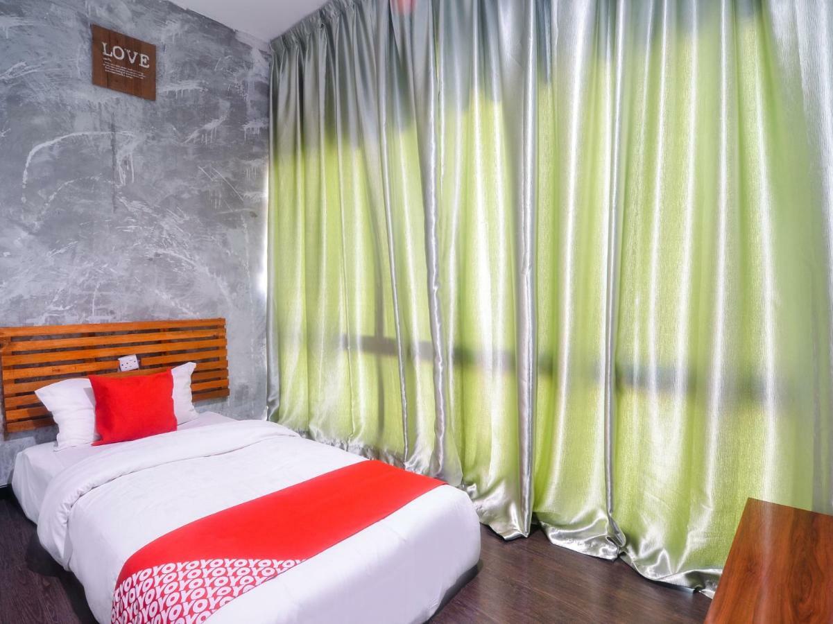 Oyo 1119 Memoire Express Hotel Кучинг Экстерьер фото