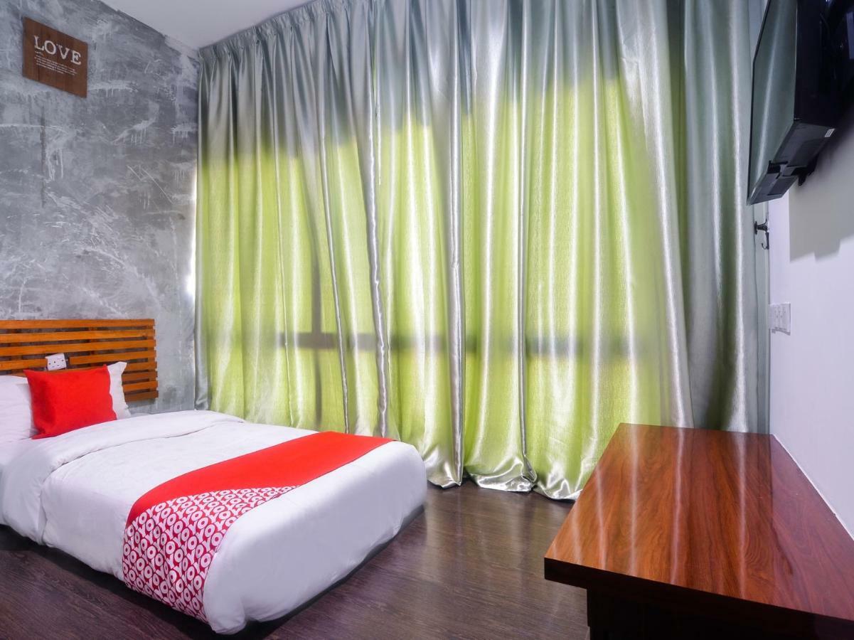 Oyo 1119 Memoire Express Hotel Кучинг Экстерьер фото