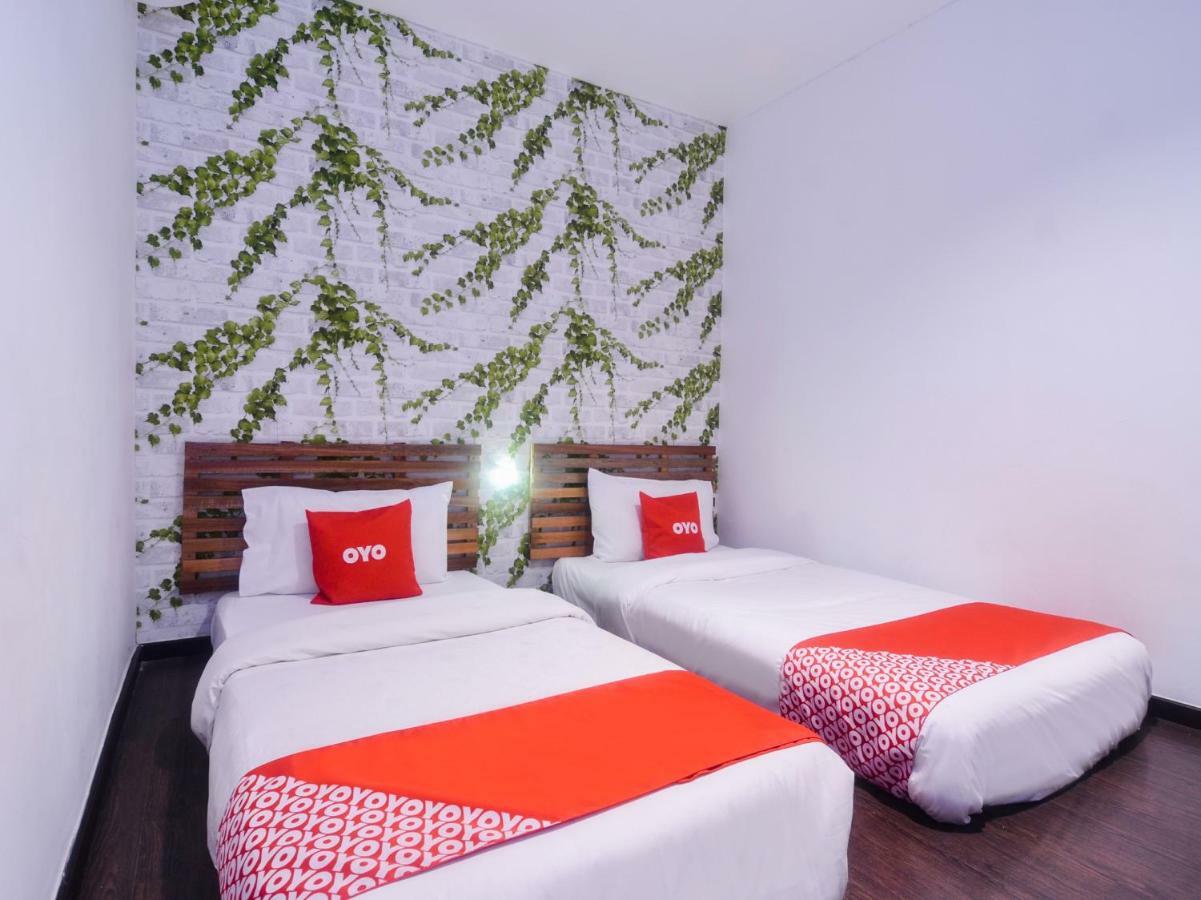 Oyo 1119 Memoire Express Hotel Кучинг Экстерьер фото