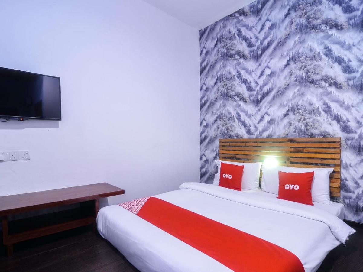 Oyo 1119 Memoire Express Hotel Кучинг Экстерьер фото