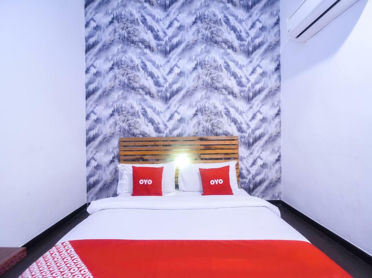 Oyo 1119 Memoire Express Hotel Кучинг Экстерьер фото