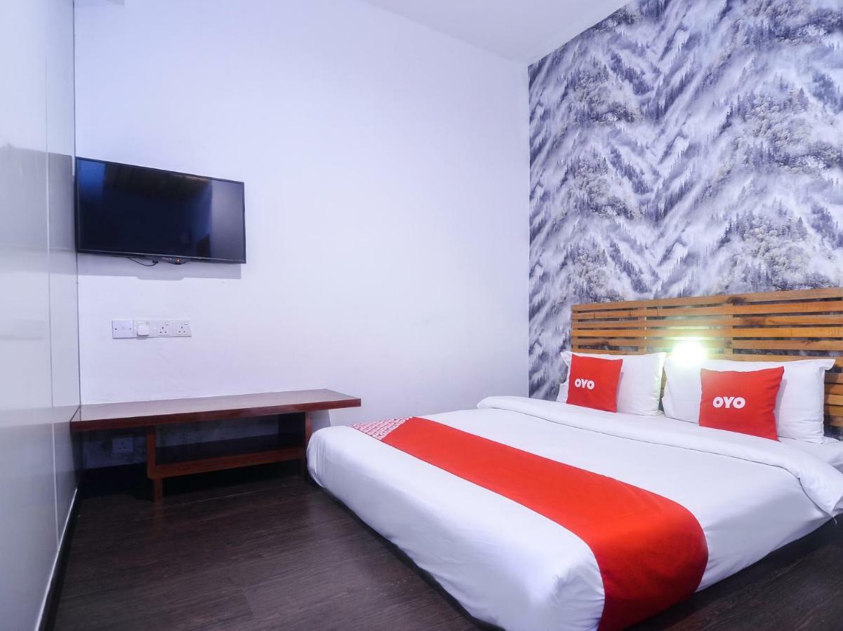 Oyo 1119 Memoire Express Hotel Кучинг Экстерьер фото