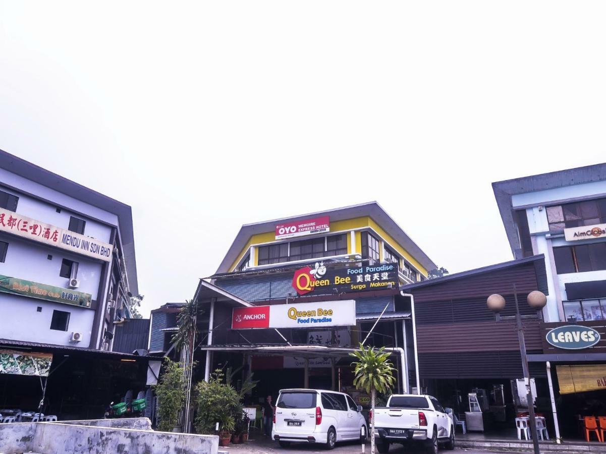 Oyo 1119 Memoire Express Hotel Кучинг Экстерьер фото
