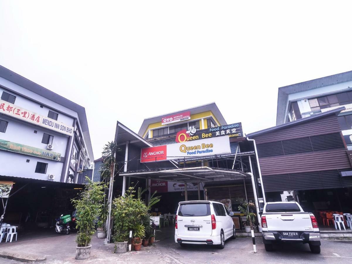 Oyo 1119 Memoire Express Hotel Кучинг Экстерьер фото